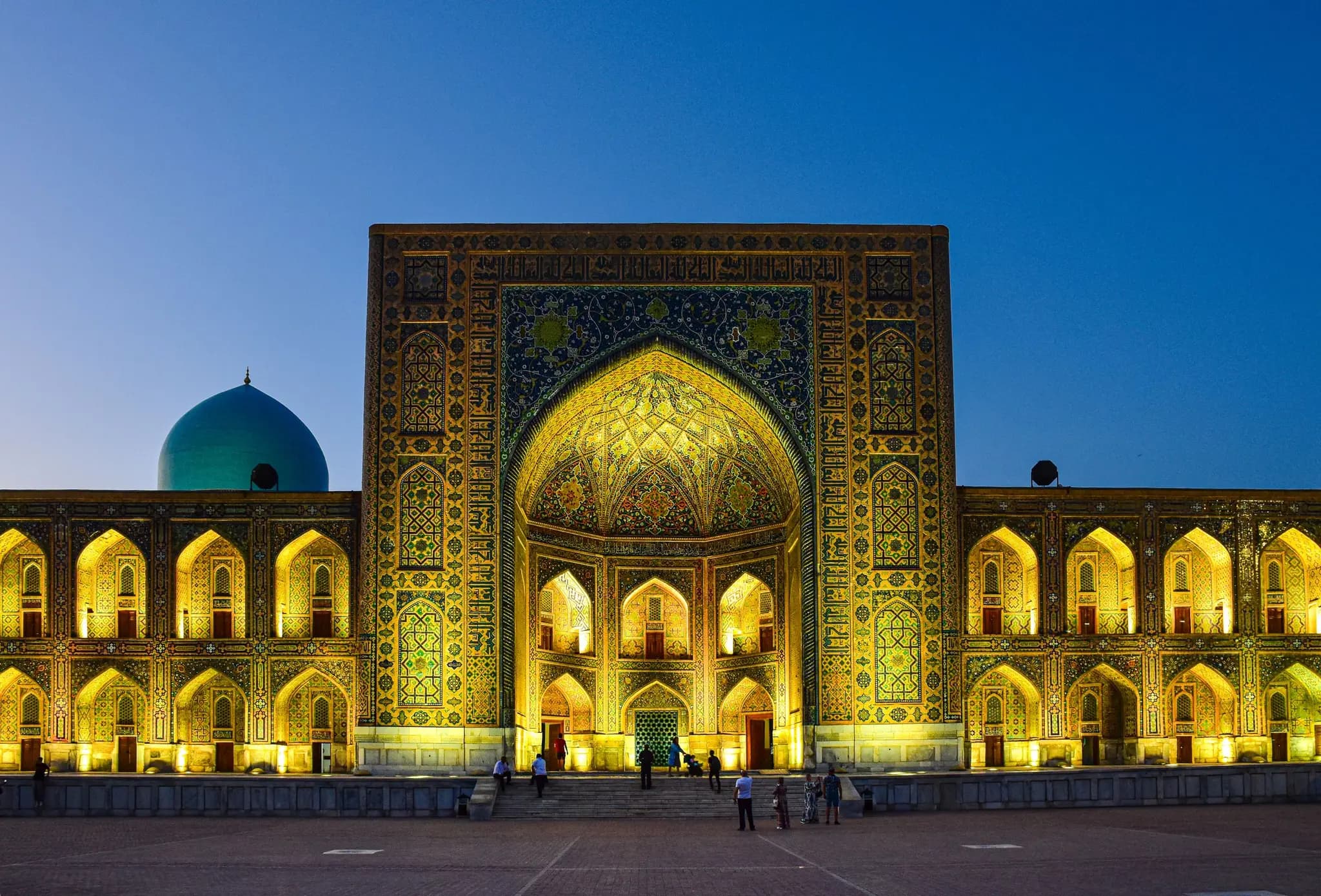 La madrasa Tilya-Kori illuminata al tramonto, Registan, Samarcanda