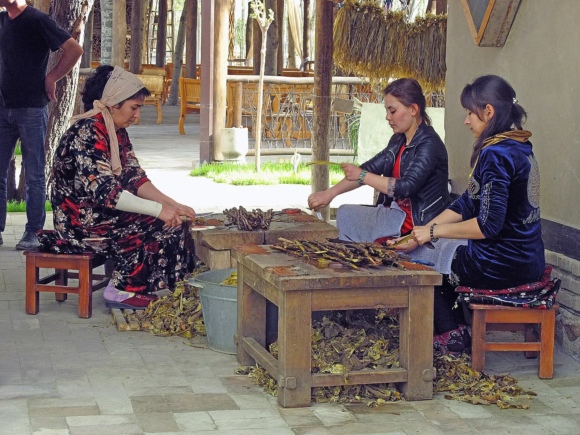 Making Samarkand paper by hand in Konigil